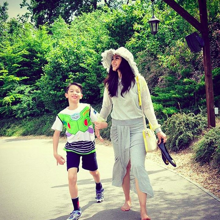 <p>Bergandengan tangan bersama bunda memang jadi hal yang bisa bikin seorang anak merasa damai dan bahagia. (Foto: Instagram/ @maudykoesnaedi)  </p>