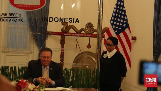 Menlu Retno Marsudi tegaskan solusi dua negara untuk penyelesaian masalah Palestina saat ditemui Menlu AS Mike Pompeo di Gedung Pancasila, Jakarta, Sabtu (4/8).