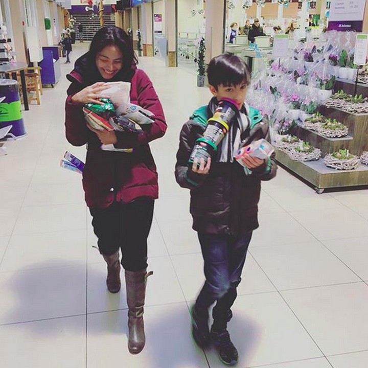 <p>Bunda Maudy dan Eddy sama-sama kerepotan bawa barang belanjaannya nih. Hi-hi-hi. (Foto: Instagram/ @maudykoesnaedi)  </p>