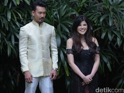 Dita Soedarjo Lelang Kebaya Pertunangan dengan Denny Sumargo