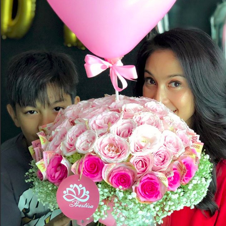 <p>Tanggal lahir Eddy dan bundanya cuma beda sehari lho. Alhasil, kadang perayaan ulang tahun mereka digelar barengan. (Foto: Instagram/ @maudykoesnaedi)  </p>