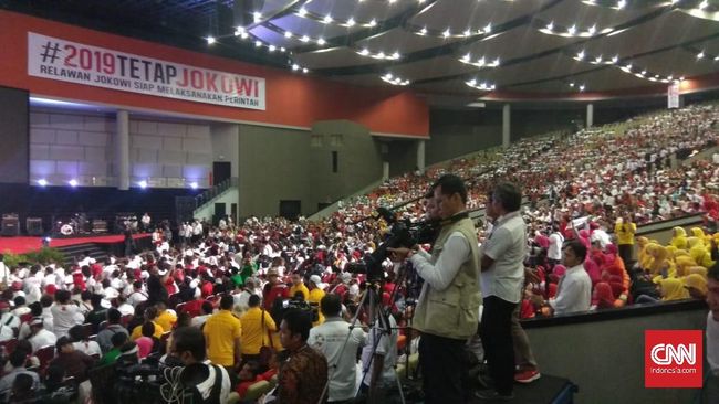 Spanduk #2019TetapJokowi Terbentang di Acara Relawan Sentul Para relawan-relawan Jokowi akan melantangkan ikrar kesetiaan mendukung Jokowi yang bertajuk Sapta Tekad Relawan Jokowi di pilpres 2019.