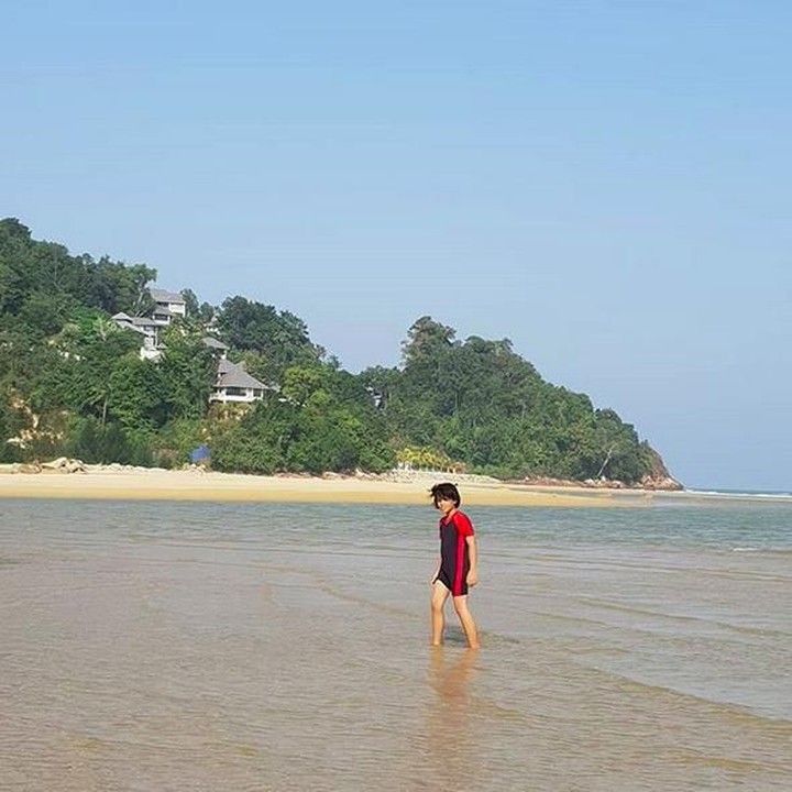 <p>Pantai juga bisa dijadikan tempat menikmati akhir pekan bermanfaat tanpa gadget dan mal. Di sana anak bisa berenang, bermain pasir, serta menikmati pemandangan indah. (Foto: Instagram @bima.azriel)<br /><br /></p>