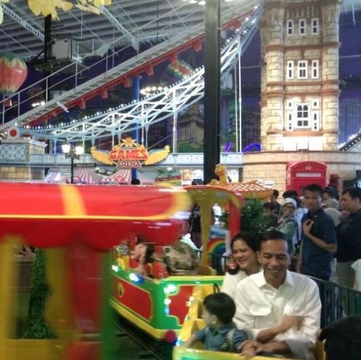 <p>Tidak ketinggalan, Ibu Negara Iriana Jokowi ikut bermain bareng Jokowi dan Jan Ethes. (Foto: istimewa)</p>