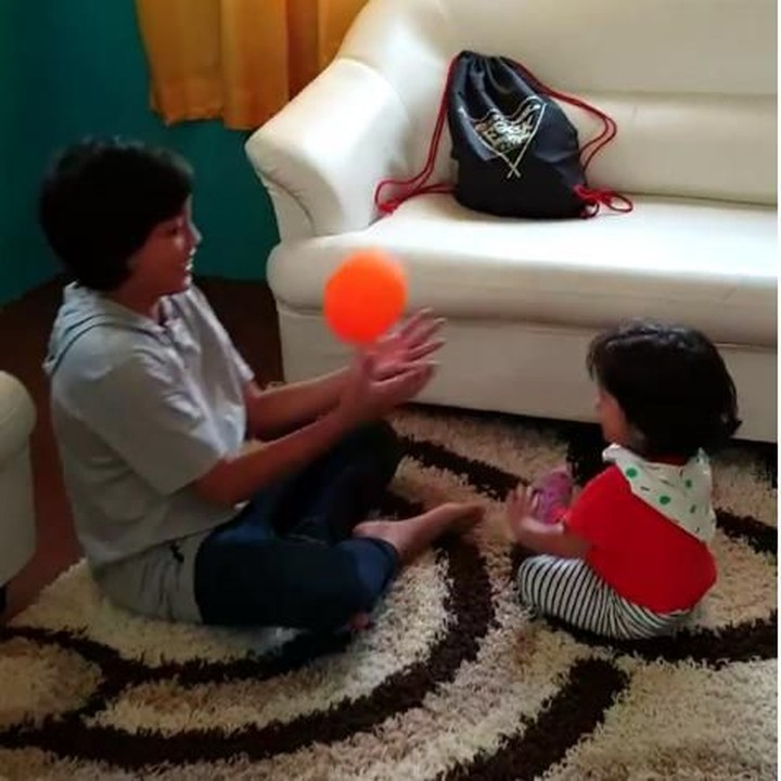 <p> Bermain bersama adik juga merupakan salah satu bonding antar saudara. Lihat deh, Bima dekat banget sama adiknya. (Foto: Instagram @bima.azriel)<br /><br /></p>