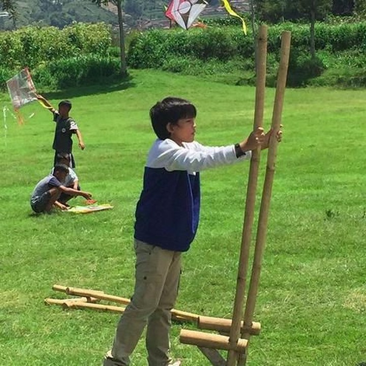 <p>Permainan tradisional egrang sudah sangat jarang dilakukan, tapi Bima mencoba memainkannya nih, Bun. (Foto: Instagram @bima.azriel)<br /><br /></p>