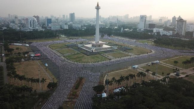 Sekitar 65.000 orang melakukan Senam Poco-poco di Jakarta sehingga berhasil masuk dalam Guinness Book of Records pada Minggu (5/8).