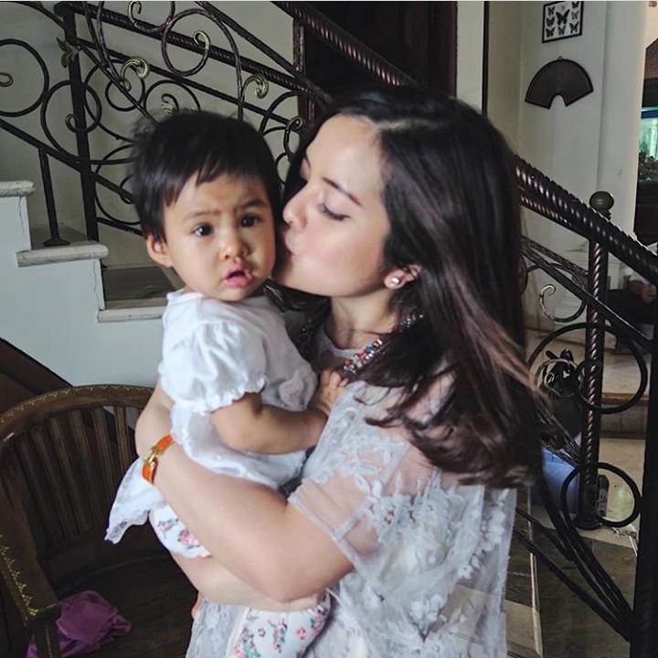 <p>Mmmuach, kecupan manis untuk keponakan tersayang. (Foto: Instagram @tasyakamila)</p>