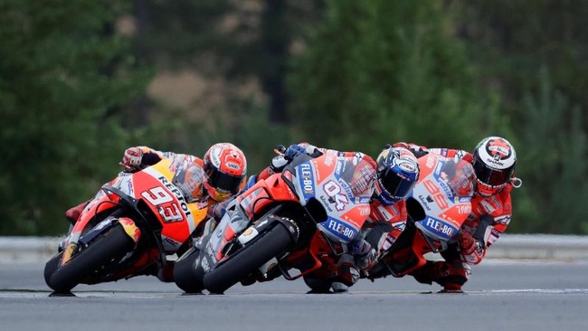 Andrea Dovizioso tak mau fokus pada Marc Marquez karena lebih realistis baginya untuk terlebih dulu mengejar Jorge Lorenzo dan Valentino Rossi.