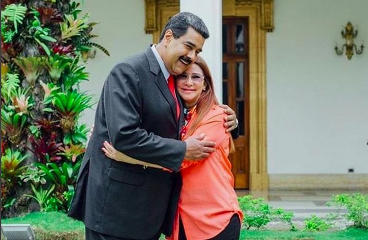 Meski sibuk dengan aktivitas kenegaraan, Presiden Venezuela, Nicolas Maduro, tetap menjaga keromantisan dengan istrinya, Cilia Flores.