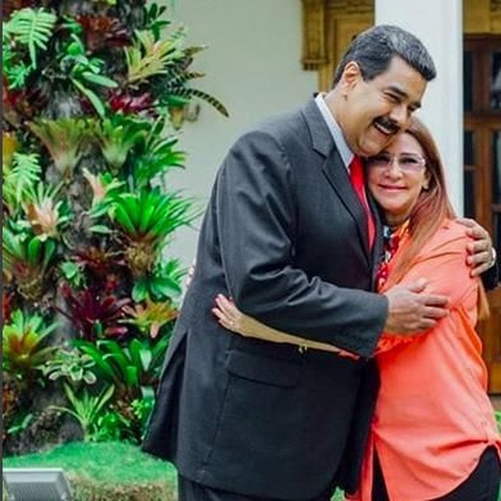 <p> Berpelukan di depan rumah juga bisa jadi bonding antara suami dan istri. Seperti yang dilakukan Nicolas dan Cilia. (Foto: Instagram @nicolasmaduro)<br /><br /></p>
