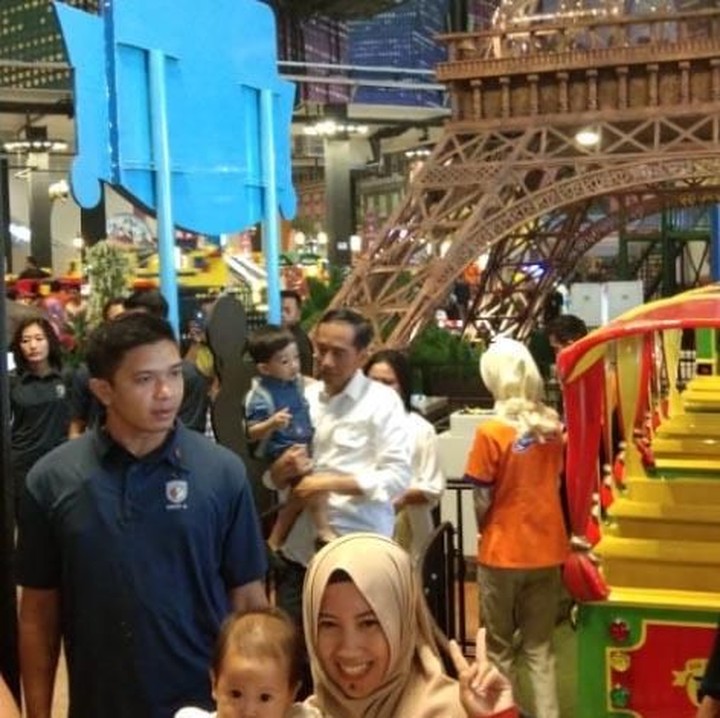 <p>Momen bonding Jokowi dengan cucunya: menggendong dan bicara berdua saja dengan Jan Athes. (Foto: istimewa)<br /><br /></p>
