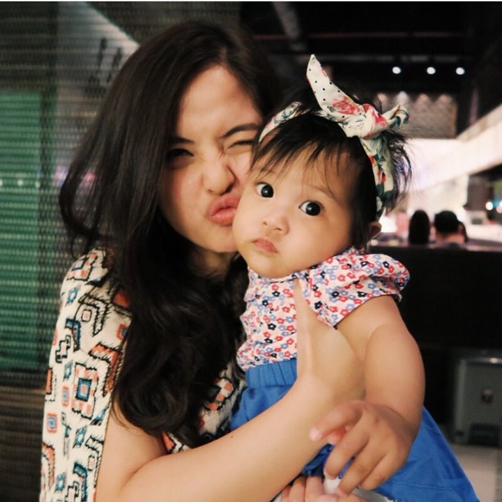 <p>Penyanyi lagu anak 'Libur Telah Tiba' ini seperti memang suka banget sama anak-anak. (Foto: Instagram @tasyakamila)</p>