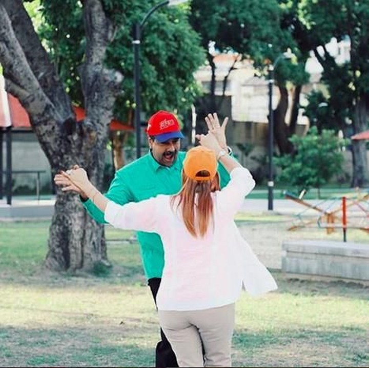 <p>Nicolas dan Cilia berdansa berdua. So sweet! (Foto: Instagram @nicolasmaduro)<br /><br /></p>