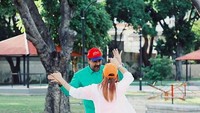 <p>Nicolas dan Cilia berdansa berdua. So sweet! (Foto: Instagram @nicolasmaduro)<br /><br /></p>
