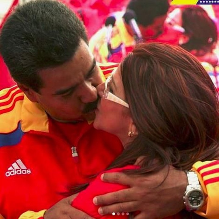 <p>Mmuah, mesranya! Bikin iri ya, Bun. (Foto: Instagram @nicolasmaduro)<br /><br /></p>