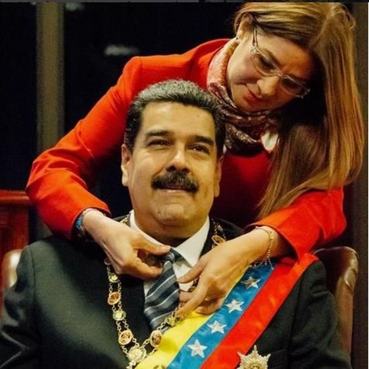 <p>Cilia membetulkan dasi Nicolas dari belakang. Aih, mesranya. (Foto: Instagram @nicolasmaduro)</p>