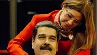 <p>Cilia membetulkan dasi Nicolas dari belakang. Aih, mesranya. (Foto: Instagram @nicolasmaduro)</p>