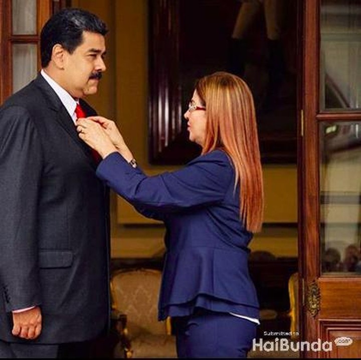 <p> Membetulkan dasi Nicolas dari depan seperti Cilia, juga terlihat romantis ya, Bun. (Foto: Instagram @nicolasmaduro)</p>