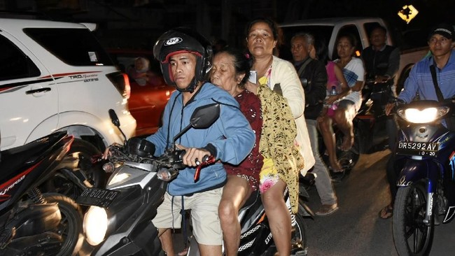Data sementara yang berhasil dikumpulkan BPBD NTB mencatat ada 31 orang tewas akibat gempa 7 SR yang mengguncang Lombok, NTB, pada Minggu (5/8) malam.
