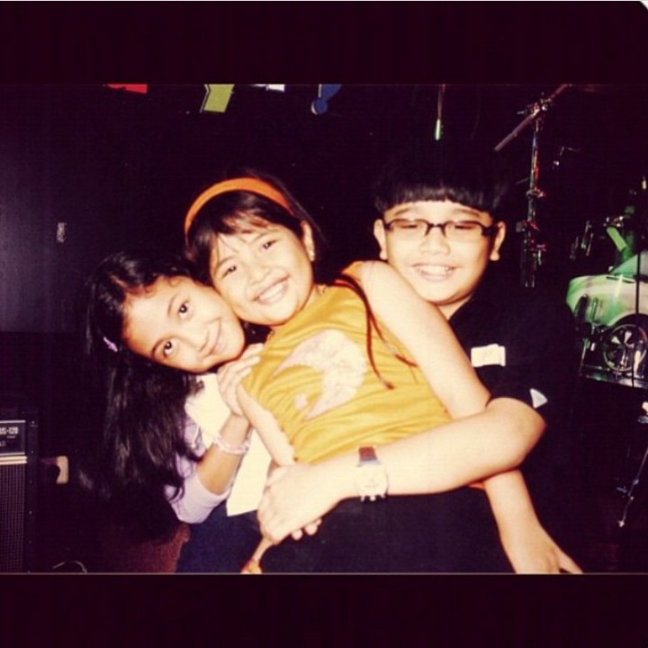 <p>Saat masih kecil, Tasya adalah adik cilik yang menggemaskan. Tuh lihat dipangku bintang cilik lainnya, Sherina dan Derby Romero. (Foto: Instagram @tasyakamila)</p>