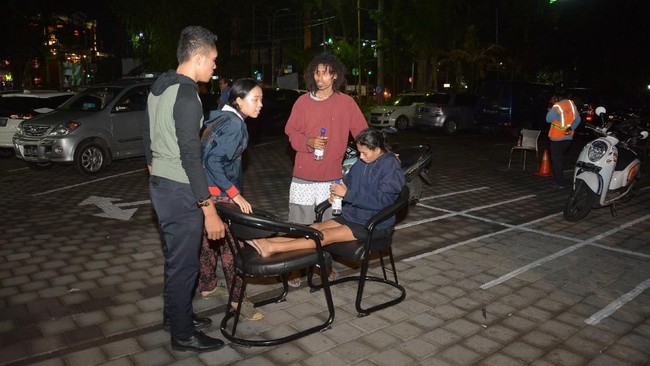 Beberapa jam setelah gempa 7 SR di Lombok, Nusa Tenggara Barat, giliran Sumbawa digoyang gempa berkekuatan 5,1 skala richter tak berpotensi tsunami.