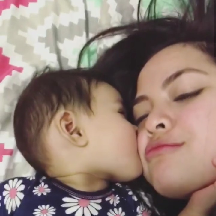 <p>Aih senangnya dicium si bayi. (Foto: Instagram @tasyakamila)</p>