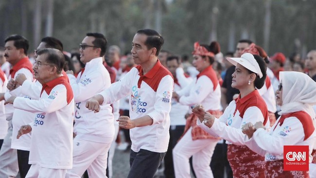 Presiden Joko Widodo dan Wakil Presiden jusuf Kalla ikut melakukan senam poco-poco bersama 65 ribu peserta dalam rangka pemecahan rekor dunia di Silang Monas.