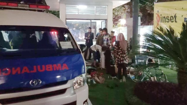 Warga yang panik karena gempa bumi berlalu lalang di sekitar jalanan di Lombok, Nusa Tenggara Barat (NTB), akibatnya kemacetan terjadi di beberapa titik.