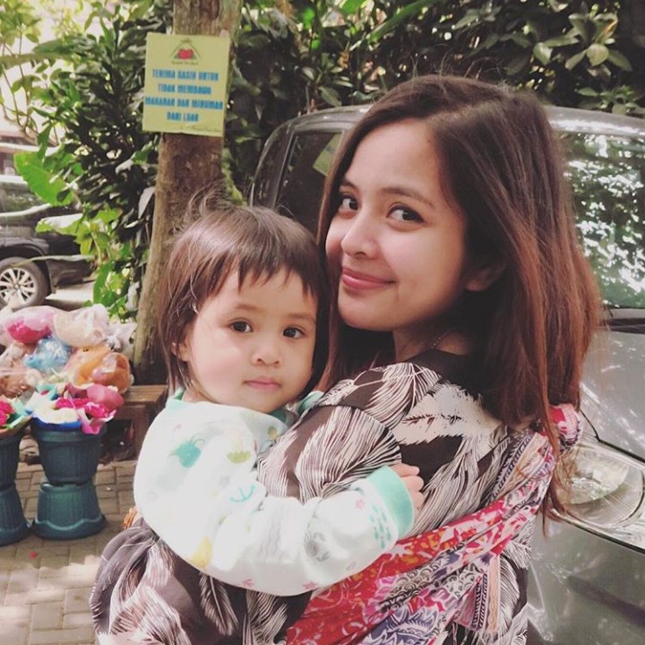 <p>Tuh sudah cocok kan, Bun, Tasya Kamila menggendong anak pakai kain jarit? (Foto: Instagram @tasyakamila)</p>