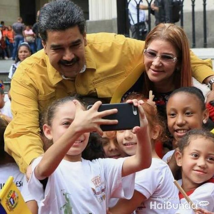 <p>Saat diminta anak-anak wefie, Nicolas merangkul Cilia. (Foto: Instagram @florescilia)<br /><br /></p>