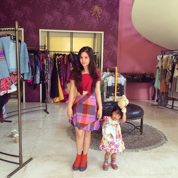 <p>Bersama keponakan saat sedang fitting baju. Hi-hi, kelak kalau sudah punya anak, pasti anaknya juga ngekor melulu. (Foto: Instagram @tasyakamila)</p>