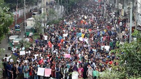FOTO: Bus Tabrak Lari Remaja, Mahasiswa Bangladesh Murka