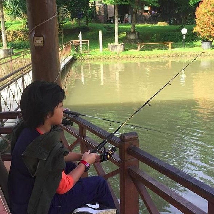 <p>Memancing merupakan kegiatan seru yang bisa dilakukan si kecil, seperti dilakukan aktor cilik ini, Bun. (Foto: Instagram @bima.azriel)</p>
