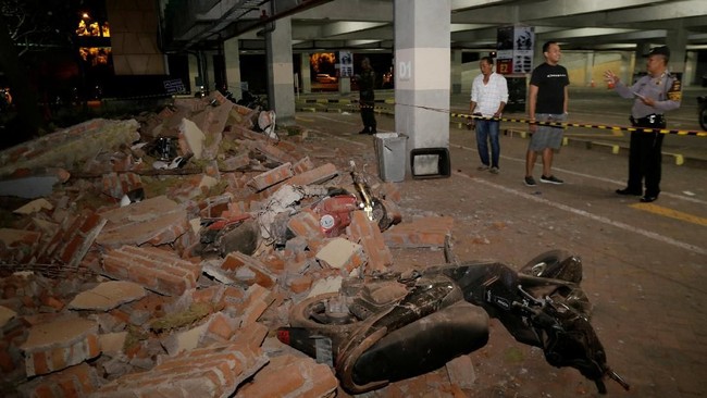 BMKG mencatat setelah gempa 7 skala richter di Lombok, NTB, pada Minggu (5/8), ada sekitar 100 gempa susulan yang terjadi hingga Senin (6/8), pukul 02.00 WITA.