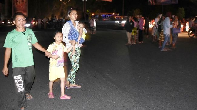 Lombok Diguncang 124 Gempa Susulan Hingga Senin Pagi