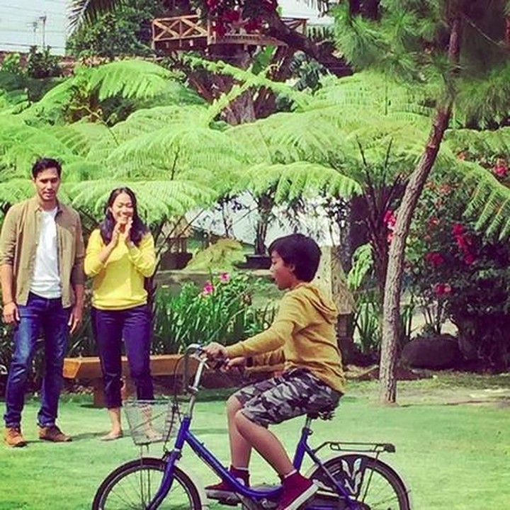 <p>Bermain sepeda di taman juga bisa menjadi alternatif menikmati weekend bersama anak-anak. Lihat tuh, Bima senang banget naik sepeda. (Foto: Instagram @bima.azriel)<br /><br /></p>