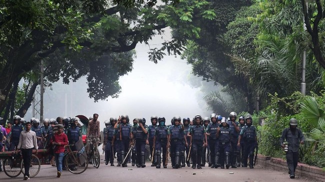 Sekelompok orang menyerang jemaah Ahmadiyah di Bangladesh pada Rabu (13/2). Polisi turun tangan melerai menggunakan gas air mata dan peluru karet.