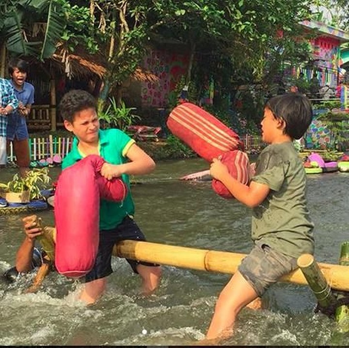 <p>Bima bermain salah satu permainan tradisional pukul bantal. Seru banget! (Foto: Instagram @bima.azriel)<br /><br /><br /></p>