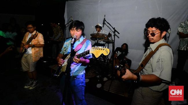 Penampilan The Panturas bak ombak yang memabukkan pengunjung konser perilisan album mereka, 'Mabuk Laut', di Jakarta, Sabtu (4/8) malam.