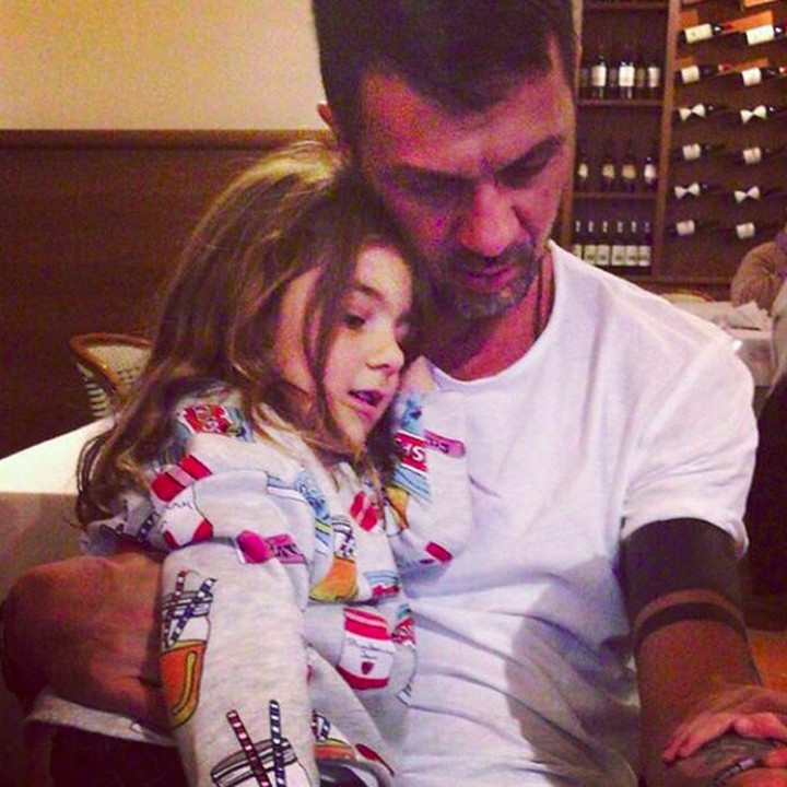 <p>Hmm, apa ya yang sedang diobrolin paman dan keponakan perempuannya ini? (Foto: Instagram/ @paolomaldini)</p>