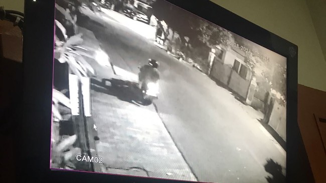 Dari rekaman CCTV diketahui pelaku pelempar bom molotov ke rumah Kapitra Ampera sempat melakukan pengamatan lalu kembali lagi guna melakukan aksinya.