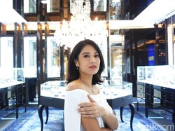 Ultah ke-38, Dian Sastrowardoyo Tumpengan Bareng Keluarga