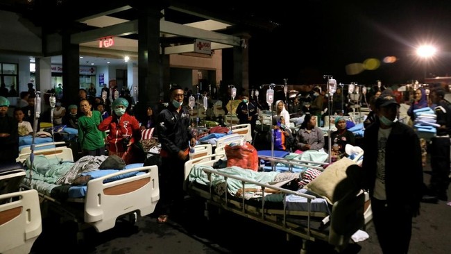 Para pasien RSUD Kota Mataram yang tengah sakit atau sedang proses penyembuhan tiba-tiba bisa berlari saat gempa 7 SR mengguncang Lombok pada Minggu (5/8)