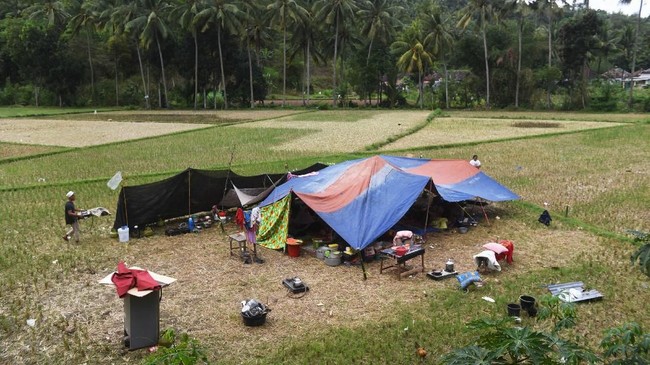 Laporan korban jiwa akibat gempa mulai datang, sementara banyak warga Mataram mengungsi ke lapangan terbuka demi menghindari tertimpa bangunan akibat gempa.