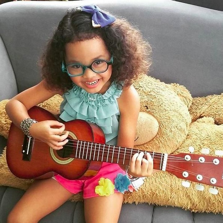 <p>Bermain musik seperti gitar bisa dibilang kegiatan murah tanpa gadget. Apalagi jika gitarnya didapat secara turun-temurun. (Foto: Instagram @romariasimbolon1511)<br /><br /></p>