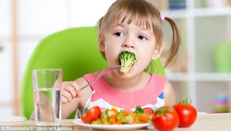 Menu dan pola makan yang Bunda terapkan bisa memengaruhi kebiasaan makan anak.