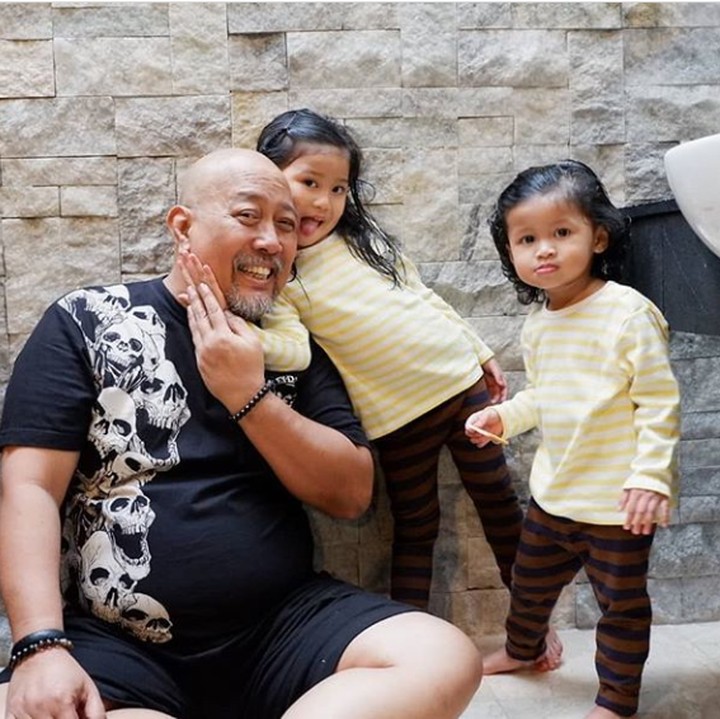 <p>Hmm, Indro Warkop sepertinya kakek yang gaul ya. (Foto: Instagram @indrowarkop_asli)</p>