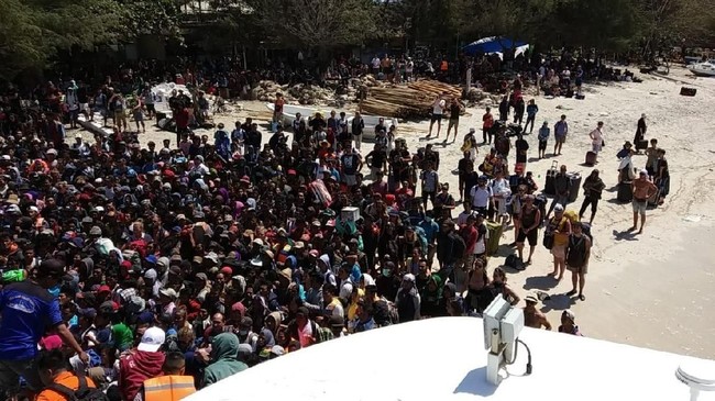 Pemerintah Indonesia memastikan evakuasi dengan kapal Basarnas gratis, namun ada pula dua kapal komersial beroperasi di Lombok, NTB.