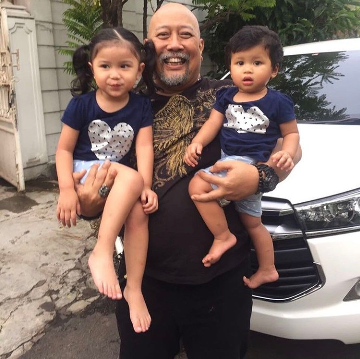 <p>Satu cucu cantik di kanan, satu cucu cantik di kiri. Happy-nya Joy Indro Warkop saat para cucu nempel begini. (Foto: Instagram @indrowarkop_asli)</p>